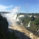 Leito do rio e ao fundo a Garganta do Diabo, escondida pela névoa de água.