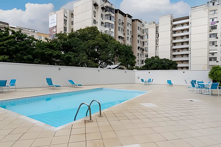 Piscina e tranquilidade no coração de Copacabana