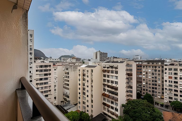 Piscina e tranquilidade no coração de Copacabana