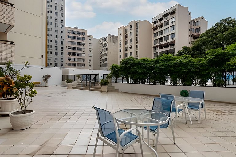 Piscina e tranquilidade no coração de Copacabana