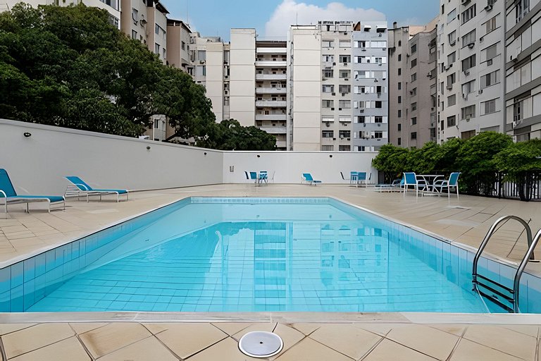 Piscina e tranquilidade no coração de Copacabana